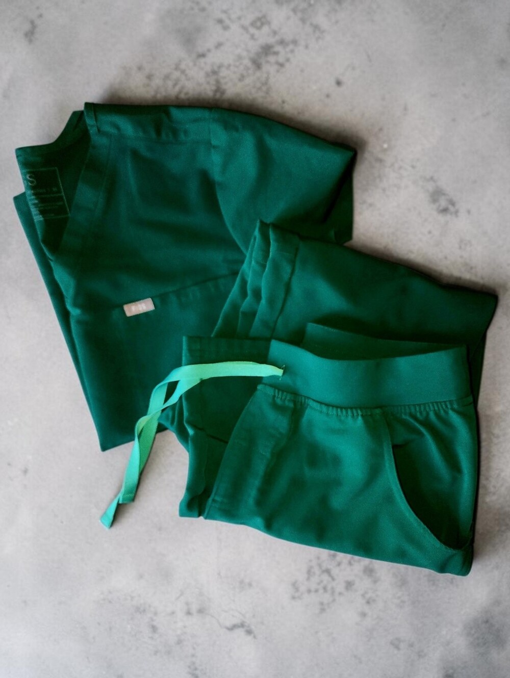 Figs Kade Cargo Pants/Catarina Top Scrub Set
